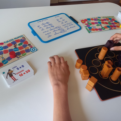 Photo d'un enfant qui fait des jeux sur une table